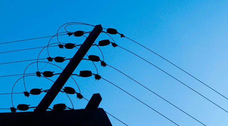 Uma cerca elétrica com um céu azul ao fundo