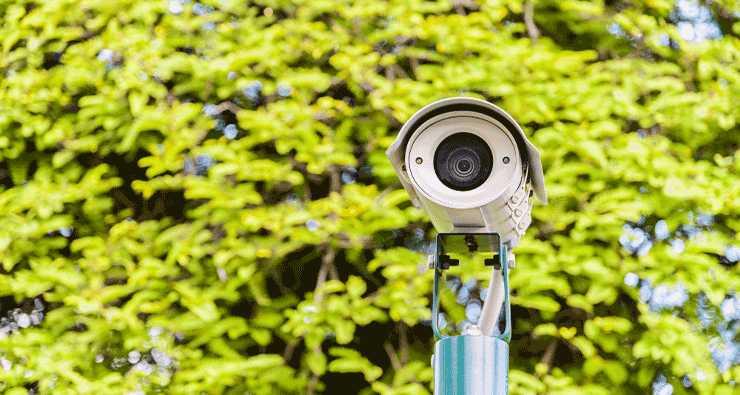 Um close de uma câmera em cima de um poste