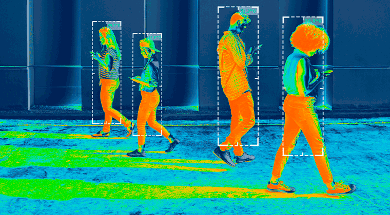 Um grupo de pessoas andando por uma rua vistas por uma câmera térmica
