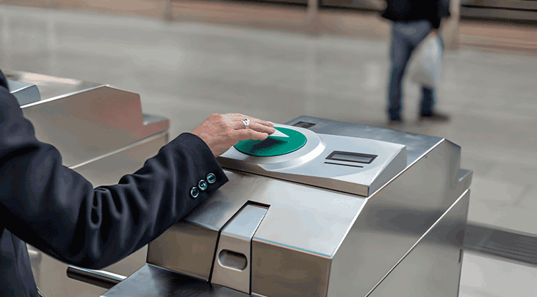 Um homem está pressionando um botão verde em uma máquina
