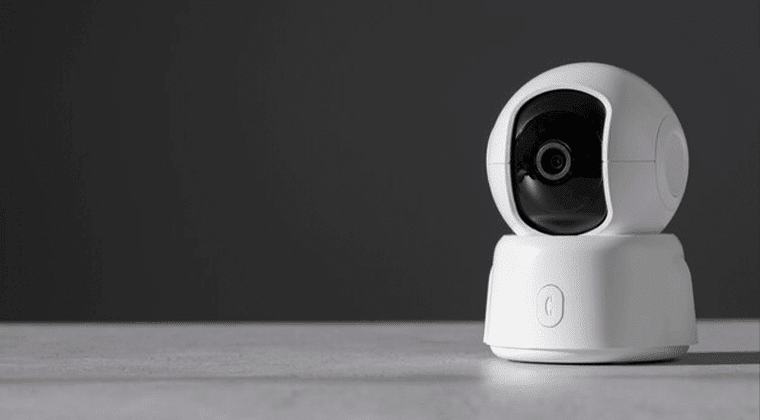 Uma câmera de segurança branca em cima de uma mesa