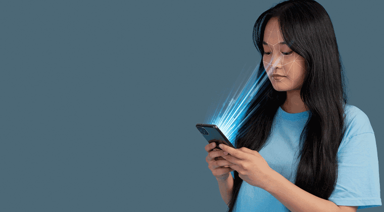 Uma mulher com cabelo comprido segurando um tablet