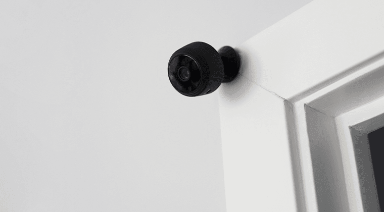 Uma câmera montada na lateral de uma porta