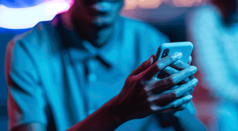 Uma pessoa segurando um celular na mão