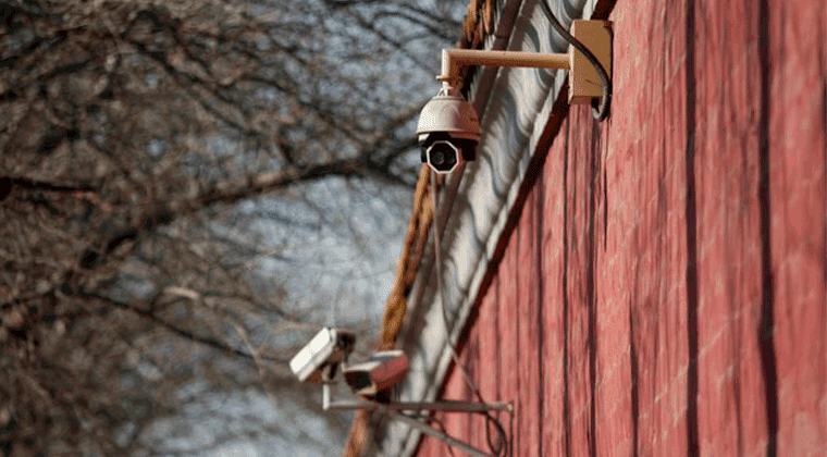 Uma câmera de segurança instalada na lateral de uma casa