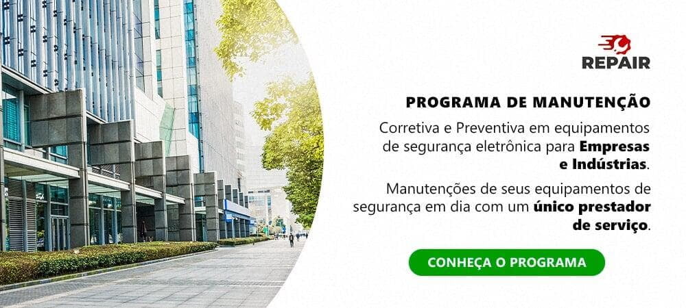 Uma mulher segurando um tablet com a foto de uma sala de estar