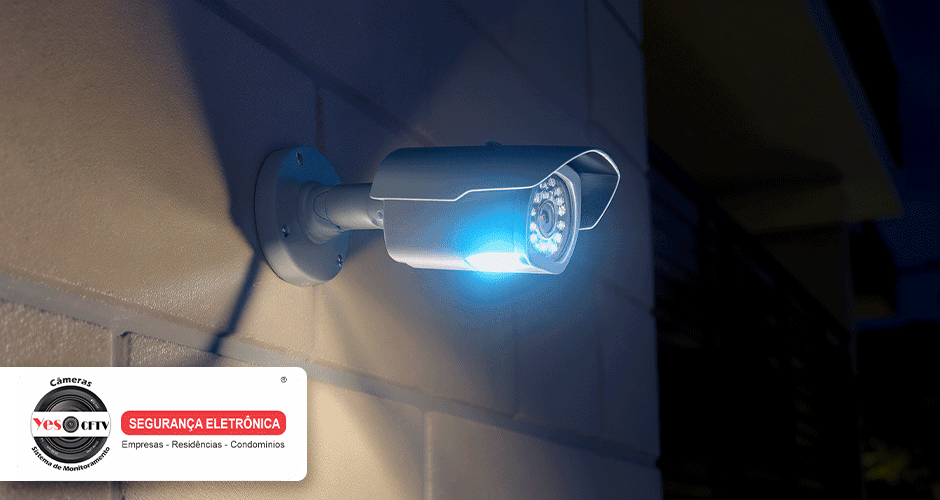 Câmera de segurança IP iluminando fachada de prédio à noite com tecnologia full-color
