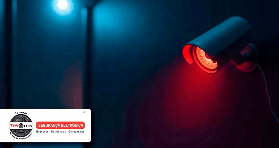 Câmera de segurança com visão noturna ativada iluminando um corredor escuro com luz vermelha