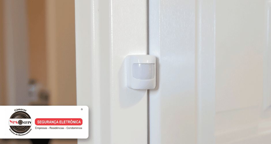 Sensor magnético de alarme instalado em porta branca interna
