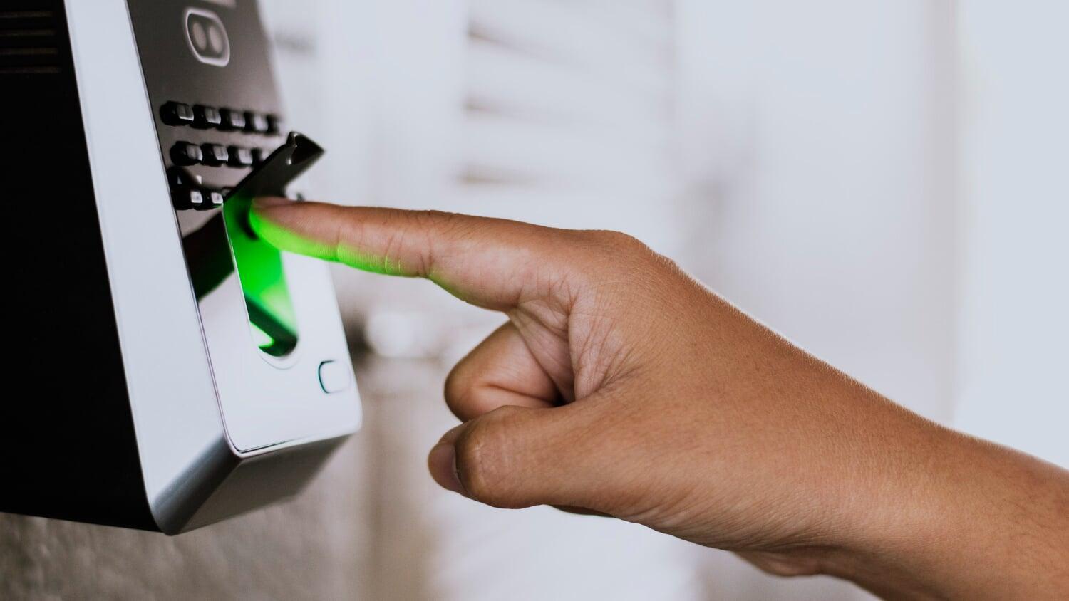 Leitor biométrico sendo utilizado para controle de acesso em empresa com sistema de segurança em Belo Horizonte