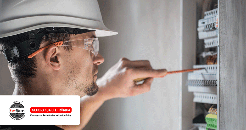 Homem instalando sistema de alarme de segurança