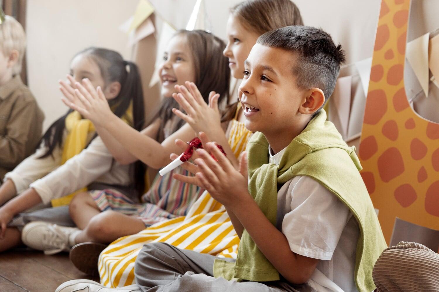 Crianças brincando em escola