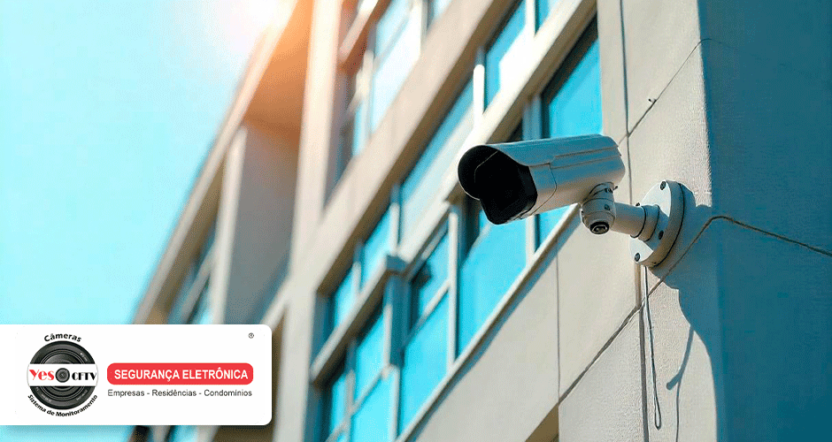 Câmera de vigilância fixada em prédio comercial com céu azul ao fundo