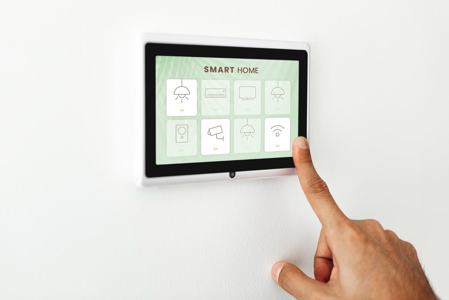 Tela de automação residencial com funções ativadas e dedo tocando a interface