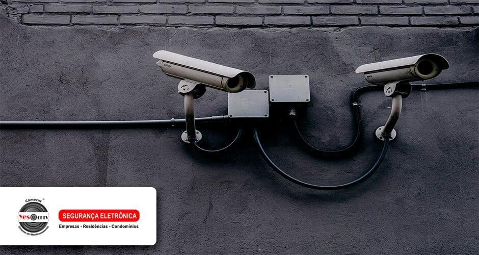 Câmeras de segurança fixadas em uma parede