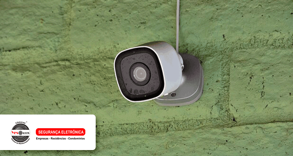 Uma câmera de segurança anexada a uma parede de tijolos verdes