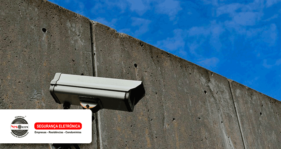 Uma câmera de segurança ao lado de um muro de concreto