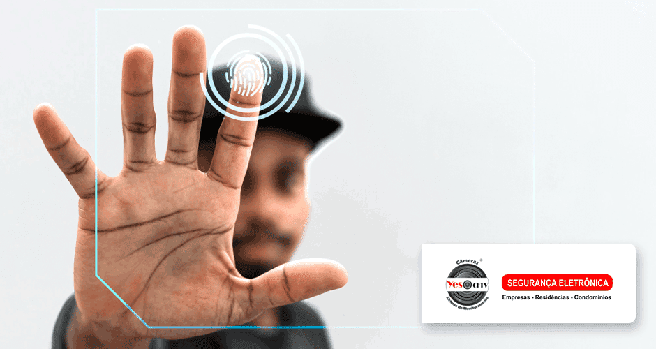 Um homem está com a mão aberta com a digital do dedo indicador