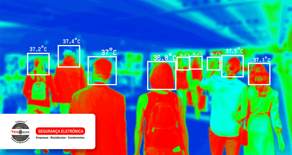 Um grupo de pessoas visto andando por uma rua lado a lado através de uma câmera térmica
