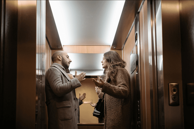 Pessoas discutindo num elevador